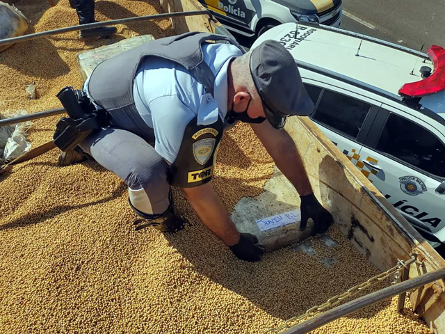 Fardos de maconha estavam escondidos em meio à carga de grãos de soja — Foto: Polícia Militar Rodoviária