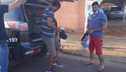 O desempregado T. N. S., e o pedreiro D. R. S. S., os dois de 34 anos, foram presos acusados de furto qualificado. Foto: MANOEL MESSIAS