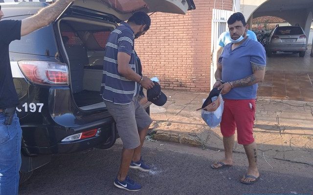 O desempregado T. N. S., e o pedreiro D. R. S. S., os dois de 34 anos, foram presos acusados de furto qualificado. Foto: MANOEL MESSIAS