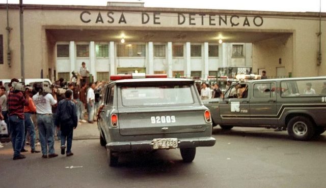 Policiais militares entram na Casa de Detenção de São Paulo (Carandiru) no dia do Massacre do Carnadiru, quando 111 presos foram assassinados. Foto: Mônica Zarattini/Estadão Conteúdo/Arquivo