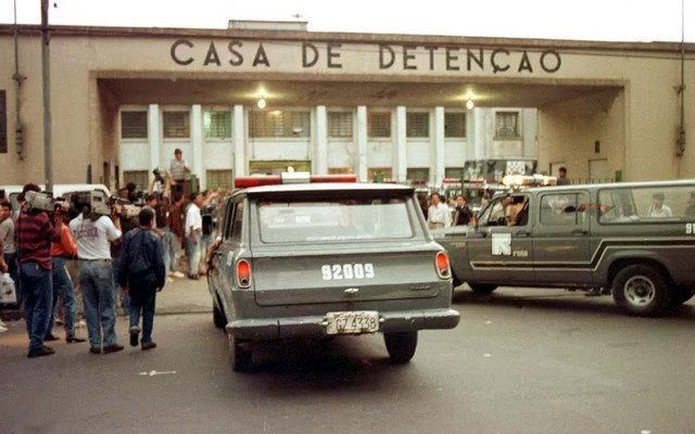 Policiais militares entram na Casa de Detenção de São Paulo (Carandiru) no dia do Massacre do Carnadiru, quando 111 presos foram assassinados. Foto: Mônica Zarattini/Estadão Conteúdo/Arquivo