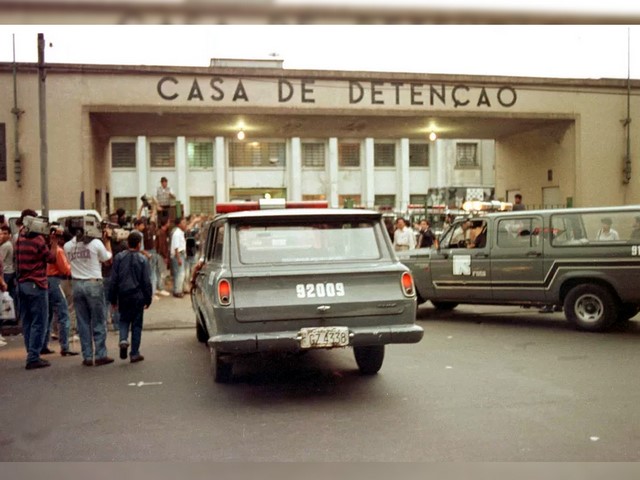 Policiais militares entram na Casa de Detenção de São Paulo (Carandiru) no dia do Massacre do Carnadiru, quando 111 presos foram assassinados. Foto: Mônica Zarattini/Estadão Conteúdo/Arquivo