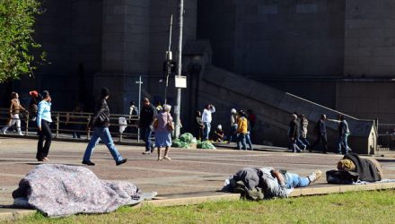 São Paulo - Pessoas em situação de rua na Praça da Sé, região central.(Rovena Rosa/Agência Brasil)