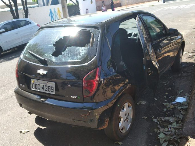 Ladrão quebrou vidro traseiro de veículo e furtou bolsa com documentos, cartões bancários e mostruário de semi-jóias. Foto: Divulgação