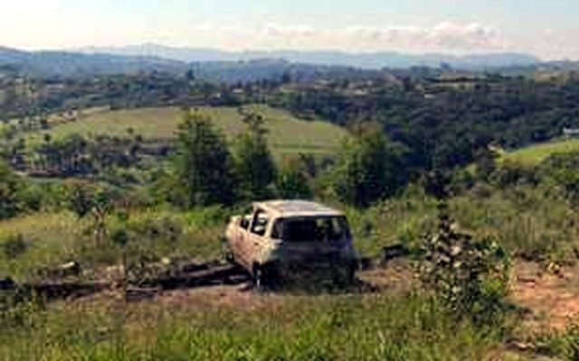 Moradores viram um carro em chamas dentro de um matagal. Foto: REPRODUÇÃO/ RECORD TV