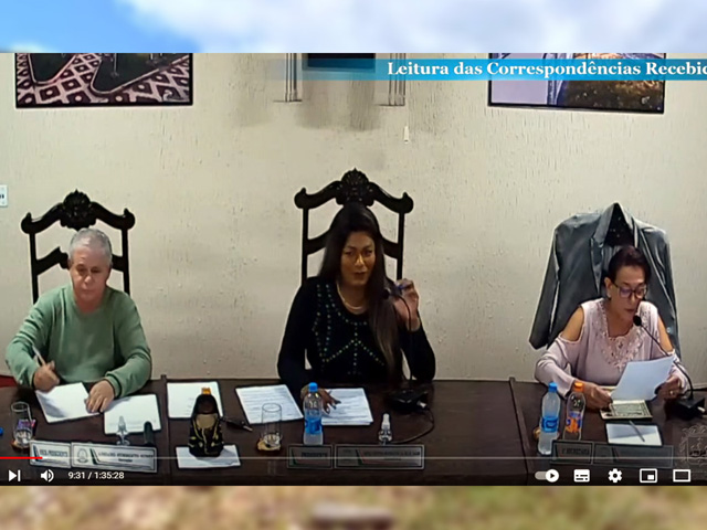 A partir da esq., o vice presidente da Câmara, Adriano Nunes, o "Maninho, a presidente Anuxa Salles e a Secretária Maria Ribeiro. Foto: Reprodução