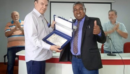 Deputado estadual Campos Machado (esq.), recebe das mãos do Professor Careca da Natação o título de "Cidadão Andradinense". Foto: MANOEL MESSIAS