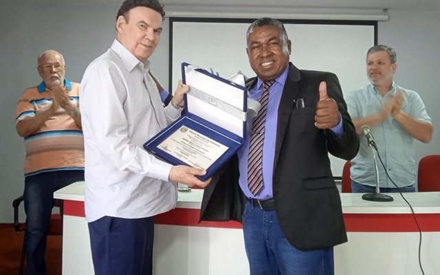 Deputado estadual Campos Machado (esq.), recebe das mãos do Professor Careca da Natação o título de "Cidadão Andradinense". Foto: MANOEL MESSIAS