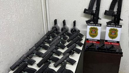 Fuzis e 20 pistolas semiautomáticas estavam em carro que saiu de Limeira com destino a Diadema. Foto: Divulgação