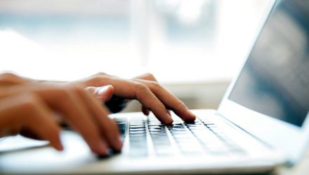 Se a esquerda conseguir controlar a internet, estará ainda mais confortável para impor suas doutrinas. Foto: FREEPIK