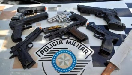 A polícia aprendeu a pistola usada no crime e outras simulacros de arma de fogo (Foto: Divulgação)