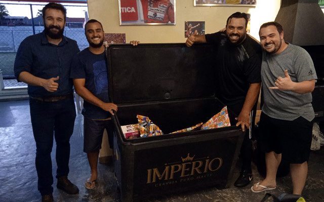 Organizadores do torneio com os brinquedos arrecadados. Foto: MIL NOTICIAS