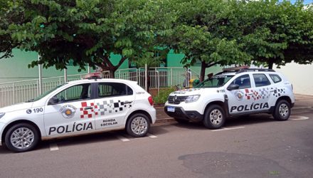 Polícia Militar conduziu autor ate o Hospital para ser medicado e depois o encaminhou à Delegacia de Polícia. Foto: MANOEL MESSIAS