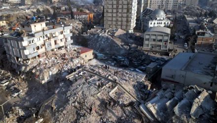 Prédios destruídos por terremotos em Kahramanmaras. Foto: REUTERS/Stoyan Nenov