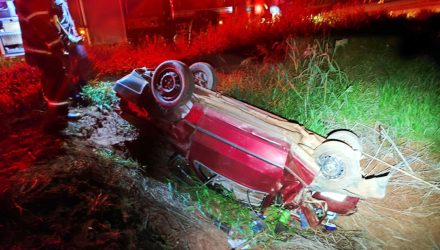 Depois do choque na traseira, Fiat Uno capotou e foi parar em uma cratera. Foto: Divulgação