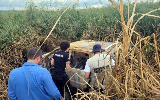 Carro foi encontrado em canavial em Araçatuba (Foto: Divulgação)