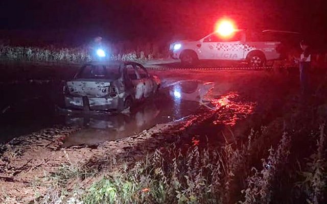 Homem, de 62 anos, foi preso suspeito de ter incendiado o veículo com a mulher dentro, em Regente Feijó (SP) — Foto: Vinicius Alonso/TV Fronteira