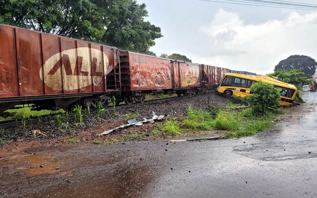 Ônibus escolar da Apae é atingido por trem no Paraná; duas meninas morreram — Foto: Rodrigo Grando/RPC