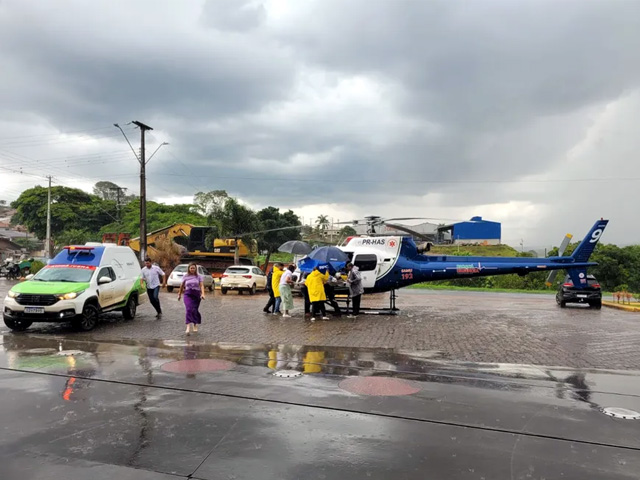 Helicóptero do Samu de Maringá (PR) auxilia socorro de vítimas em acidente entre trem e ônibus escolar — Foto: Rodrigo Grando/RPC