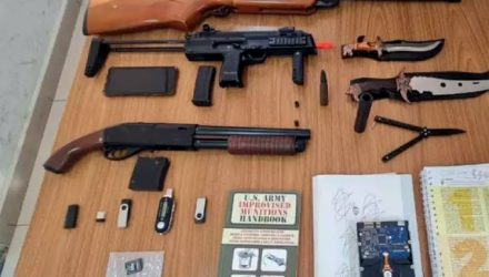 Armas apreendidas em outro episódio de ameaça de atentado contra escolas de Araçatuba, em poder de rapazes cujos planos também foram desbaratados.