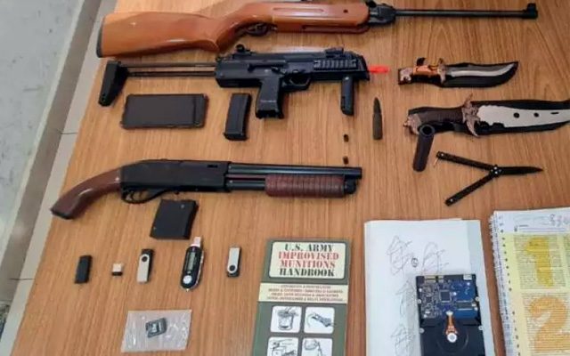 Armas apreendidas em outro episódio de ameaça de atentado contra escolas de Araçatuba, em poder de rapazes cujos planos também foram desbaratados.