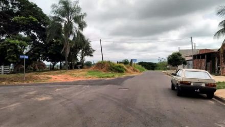 Motorista do caminhão estacionava o veículo, quando foi avisado que atropelou a vítima — Foto: Marcos Maia