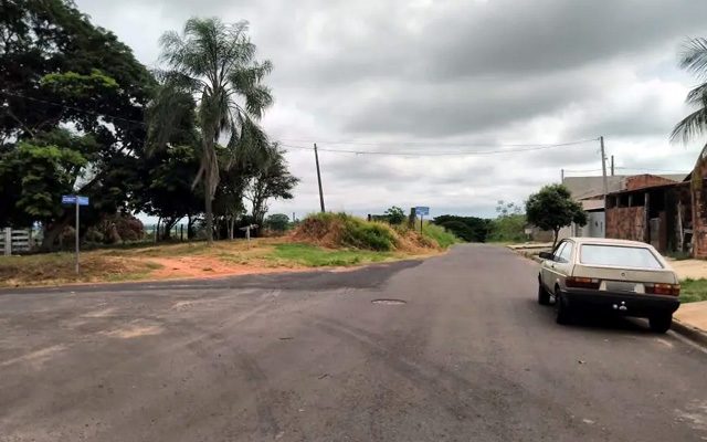 Motorista do caminhão estacionava o veículo, quando foi avisado que atropelou a vítima — Foto: Marcos Maia