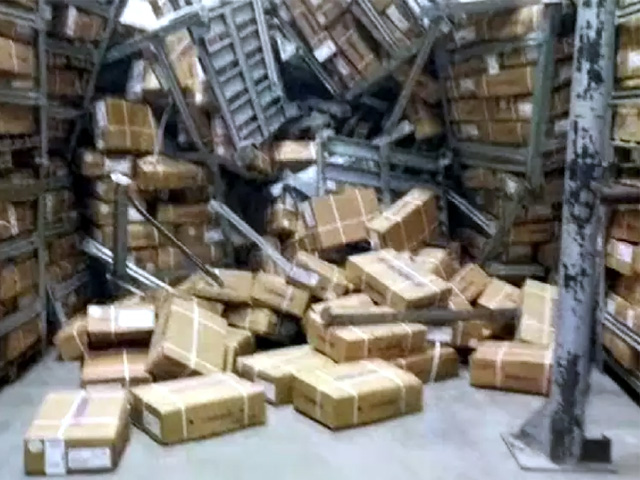 “Racks” (prateleiras) caíram sobre corpo de funcionário enquanto ele manobrava empilhadeira dentro da câmara fria. Foto: Divulgação