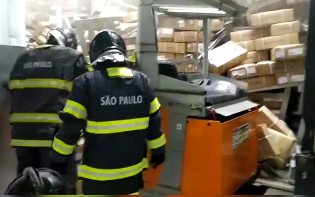 Corpo de Bombeiros trabalhou no resgate da vítima, que ficou 12 horas nos escombros (crédito: Reprodução)