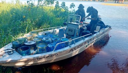 Objetos usados para a captura de camarões foram apreendidos em Nantes (SP) — Foto: Polícia Militar Ambiental