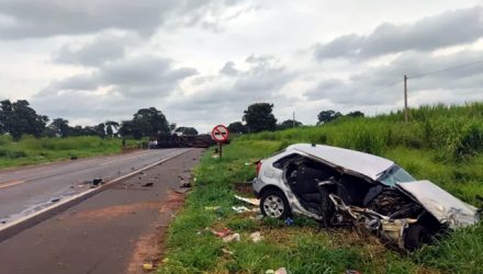 Carro ficou destruído e caminhão tombado em rodovia de Penápolis (SP) — Foto: Arquivo Pessoal