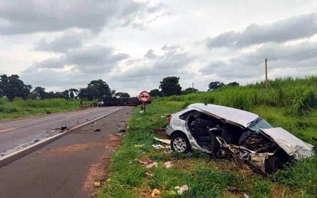 Carro ficou destruído e caminhão tombado em rodovia de Penápolis (SP) — Foto: Arquivo Pessoal