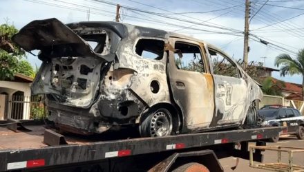 Cofre e viatura da polícia são furtados e encontrados queimados em estrada rural em Paranapuã — Foto: TV TEM /Reprodução