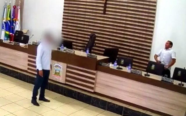 Claudeir Fidelis (PSB) tira arma e mostra para um outro homem no plenário — Foto: Reprodução