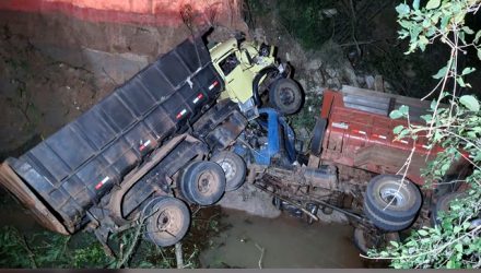Dois caminhões caem em trecho trecho de estrada vicinal, em Pacaembu (SP), na sexta-feira (12) — Foto: Aparecido Lourenceti/Cedida