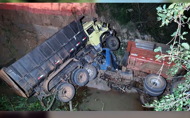 Dois caminhões caem em trecho trecho de estrada vicinal, em Pacaembu (SP), na sexta-feira (12) — Foto: Aparecido Lourenceti/Cedida