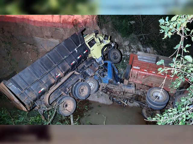 Dois caminhões caem em trecho trecho de estrada vicinal, em Pacaembu (SP), na sexta-feira (12) — Foto: Aparecido Lourenceti/Cedida