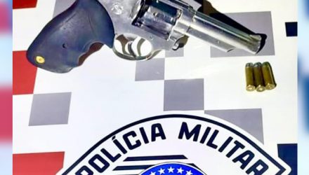 Foi apreendido um revólver calibre 38 com numeração suprimida, 3 cartuchos do mesmo calibre. Foto: Divulgação