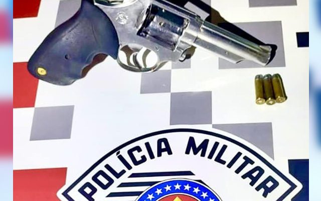 Foi apreendido um revólver calibre 38 com numeração suprimida, 3 cartuchos do mesmo calibre. Foto: Divulgação