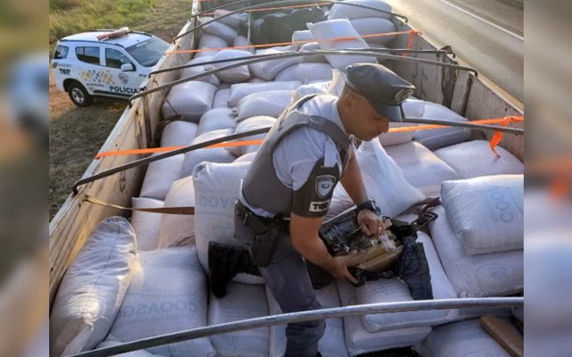 Motorista é preso transportando maconha em rodovia de Nhandeara (SP) — Foto: Polícia Militar Rodoviária/Divulgação