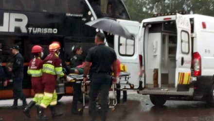 Vítimas foram socorridas em um ônibus ate uma unidade de resgate. Foto: Itamar Buzzatta