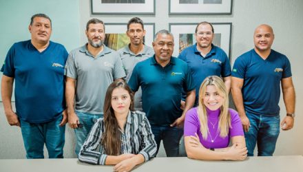 Professor Careca (entre as duas mulheres), com sua equipe de trabalho e membros da Prefeitura de Andradina. Foto: Secom/Prefeitura