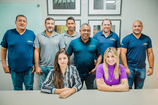 Professor Careca (entre as duas mulheres), com sua equipe de trabalho e membros da Prefeitura de Andradina. Foto: Secom/Prefeitura