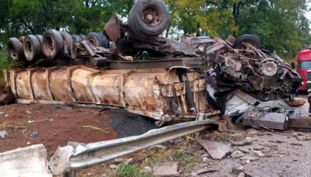 Caminhão carregado de pedras tomba na rodovia Gabriel Melhado em Birigui (SP) — Foto: Arquivo Pessoal