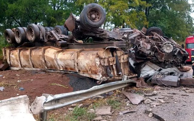 Caminhão carregado de pedras tomba na rodovia Gabriel Melhado em Birigui (SP) — Foto: Arquivo Pessoal