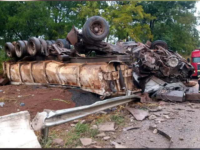 Caminhão carregado de pedras tomba na rodovia Gabriel Melhado em Birigui (SP) — Foto: Arquivo Pessoal