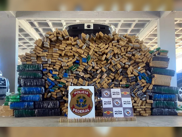 Grande quantidade de maconha e munições de fuzil são apreendidos pela polícia em carro roubado em Mirassol — Foto: Polícia Rodoviária Federal/Divulgação