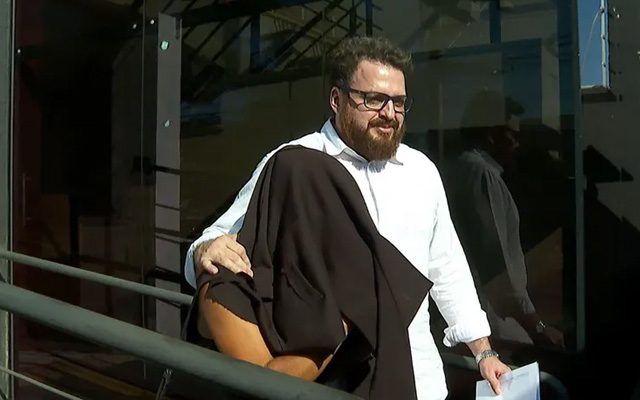 Geslaine Thomaz Castilho deixa DDM em Ribeirão Preto, SP, ao lado do advogado — Foto: Cacá Trovó/EPTV