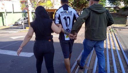 Acusado de cometer tentativas de estupro é levado por policiais para a DDM. Foto: MIL NOTICIAS