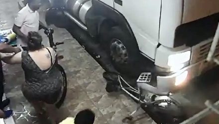 Motos ficaram destruídas após serem atingidas por caminhão, em Birigui (SP) — Foto: Reprodução/Circuito de segurança